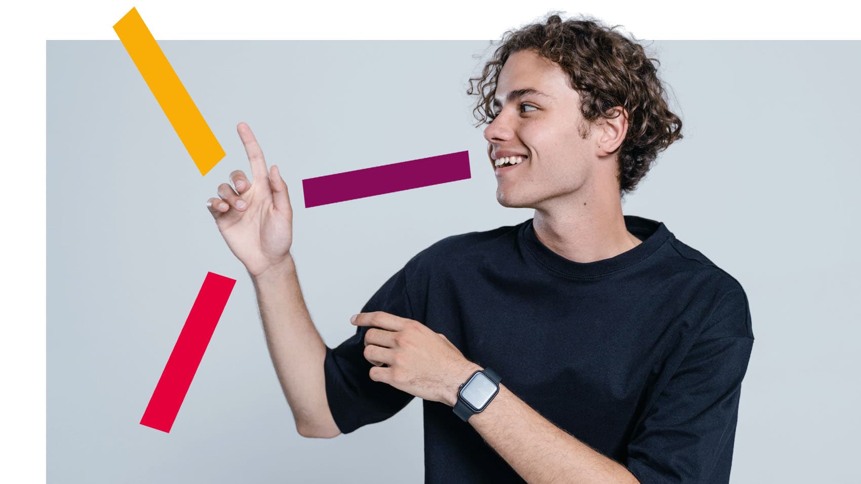Junger Mann freut sich in einem Performance-Management-Prozess seine Qualifikationen zeigen zu können