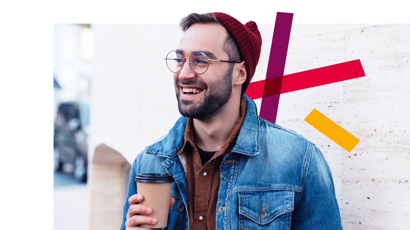 Mann hält Kaffee und freut sich über den richtigen Einsatz seiner Fähigkeiten