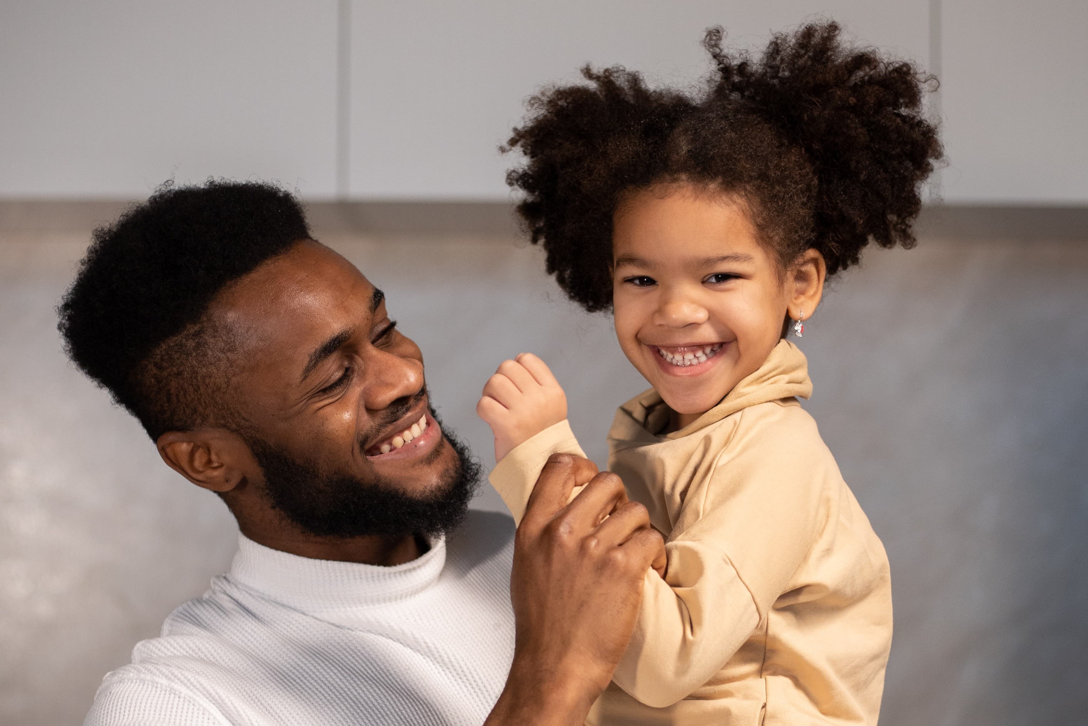 Kind fühlt sich sicher mit ihrem Vater