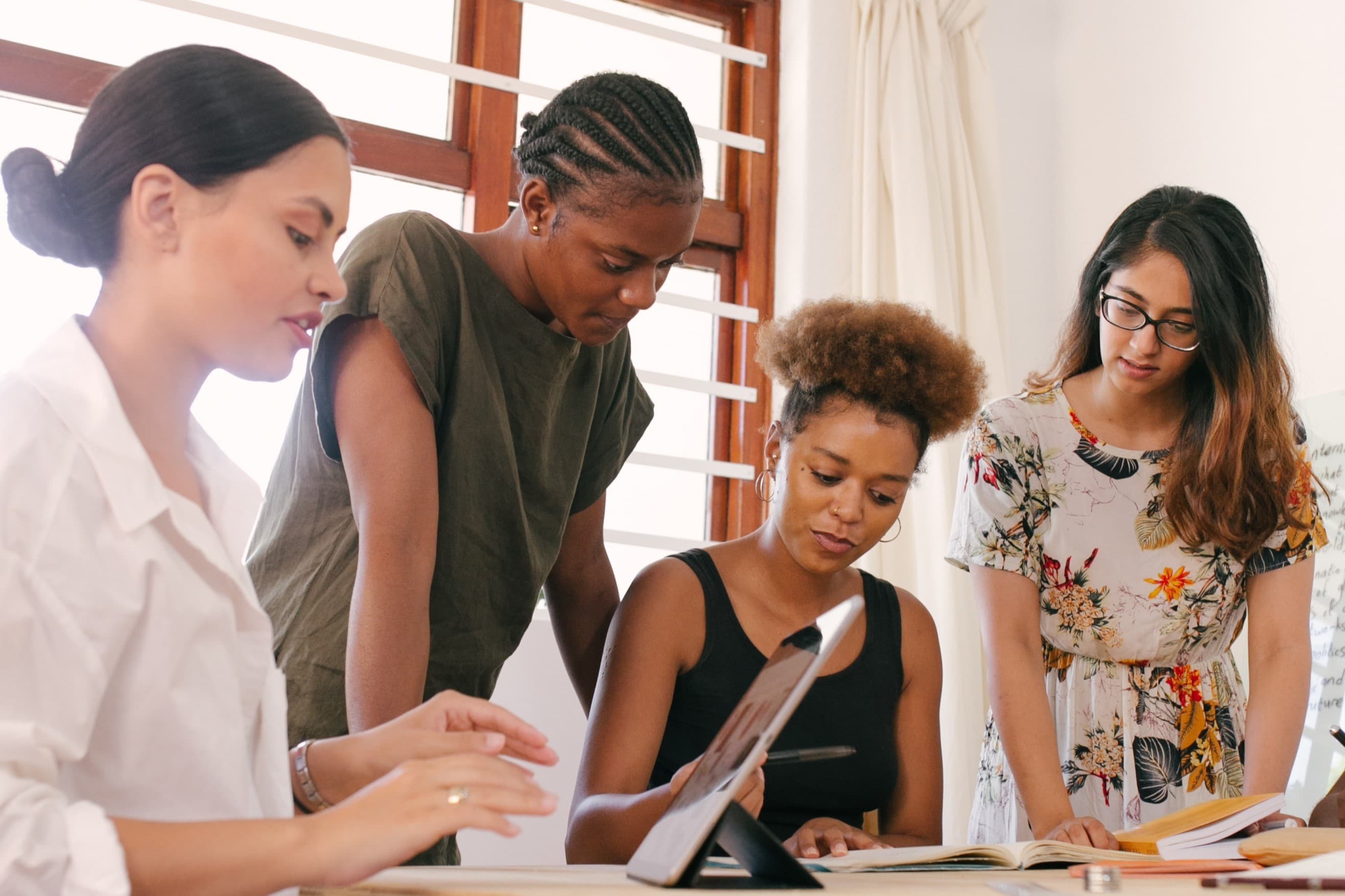 Gruppen an Kolleginnen verknüpft die HR-Prozesse ihres Unternehmens