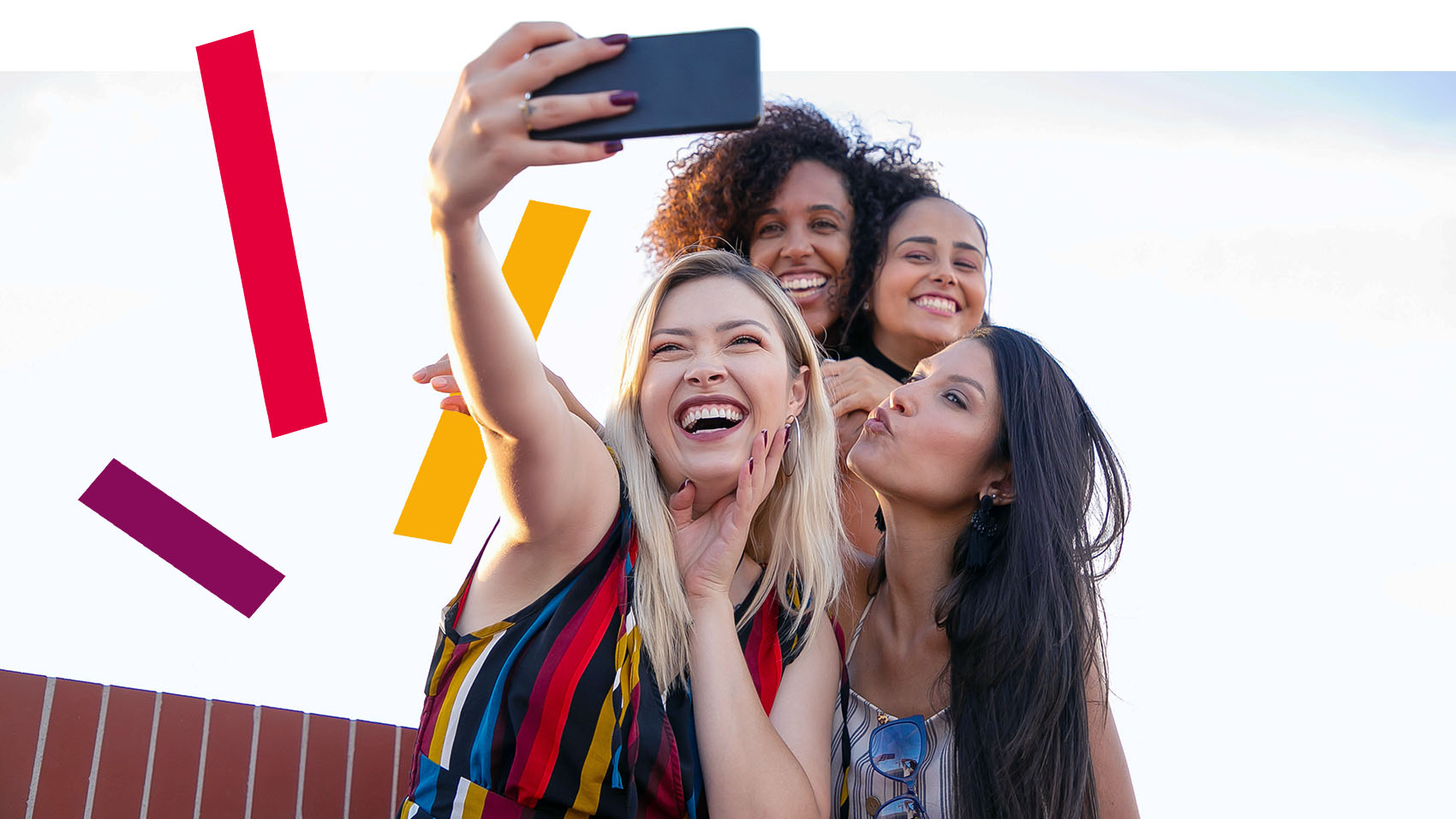 Vier Frauen machen ein Selfie während einer Dienstreise